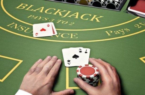 Game bài Blackjack cung cấp một nền tảng trực tuyến để bạn thử thách bản thân và trải nghiệm niềm vui đánh bạc tại nhà.